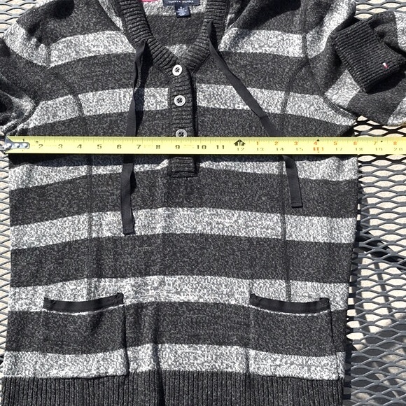 NWOT Tommy Hilfiger Light Grey and Dark Grey Striped Hooded Sweater Size Medium - Picture 13 of 15